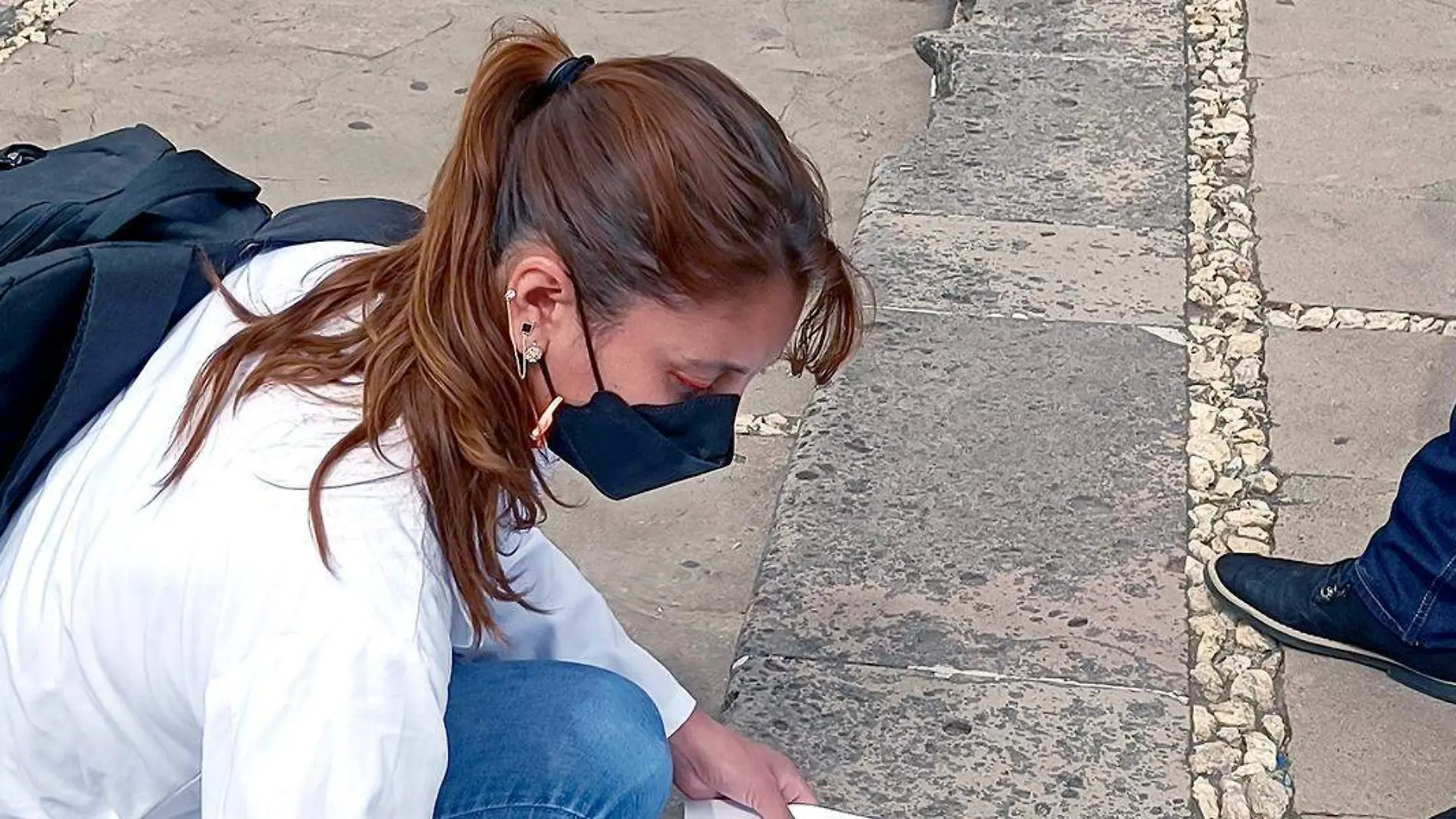 Médica pasante participando en una protesta